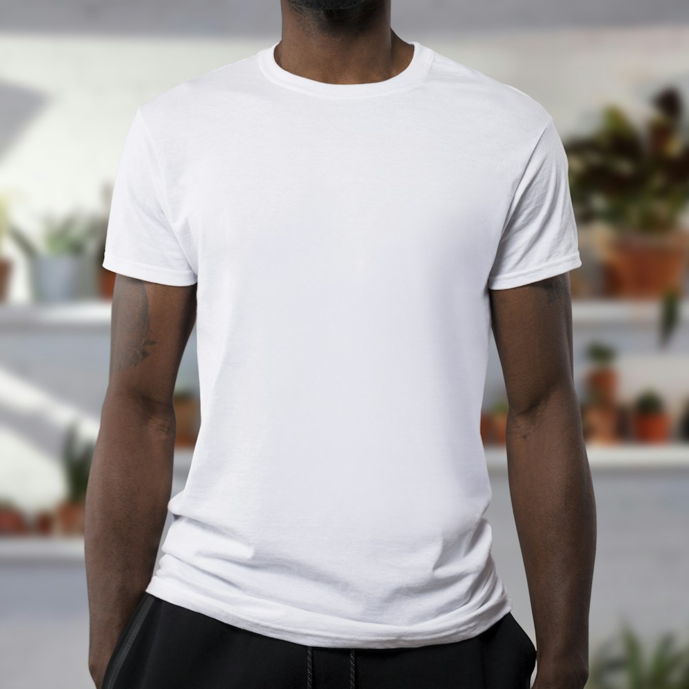 The everyday tee product page behind the bag drawer